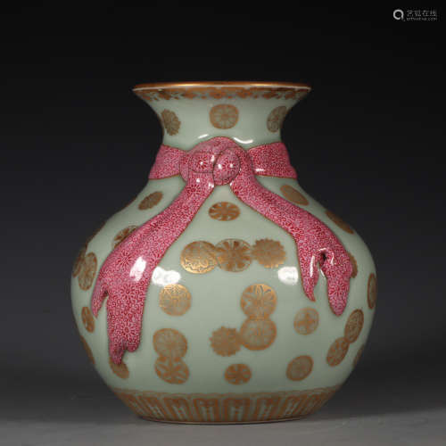 Qing Dynasty Qianlong Period Glazed Porcelain Bottle