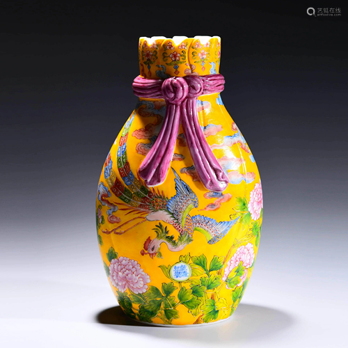 A Chinese Enamel Glassware Vase