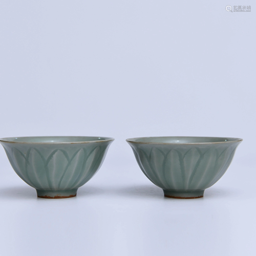 A Pair of Chinese Longquan Lotus petal Pattern