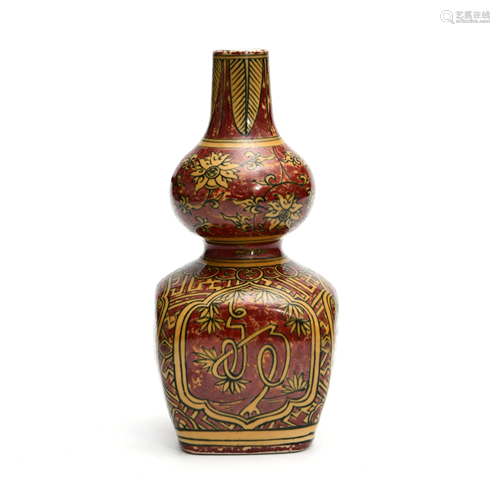 A Chinese claret Floral Porcelain Gourd-shaped Vase