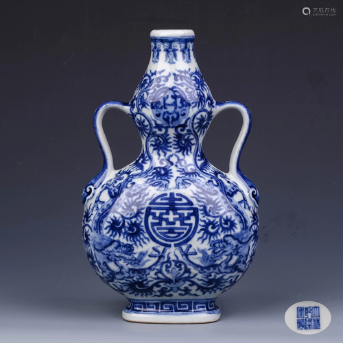 A Chinese Blue and White Floral Porcelain Oblate