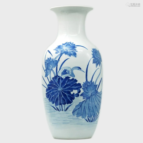 A Chinese Blue and White Floral Porcelain Guanyi…