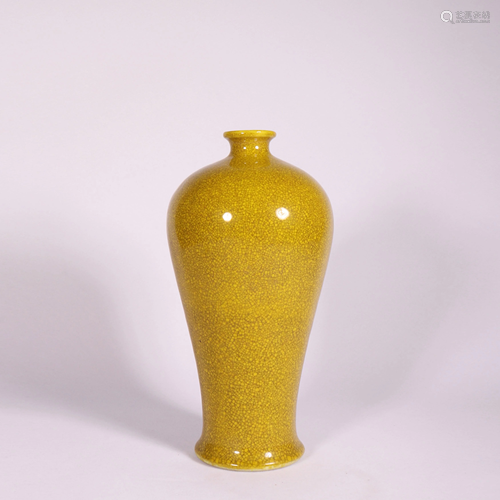 A Chinese Yellow Glaze Porcelain Vase