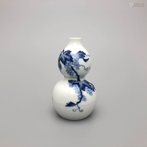 A Chinese Blue and White Grape Pattern Porcelain