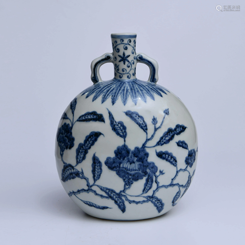 A Chinese Blue and White Floral Porcelain Vase