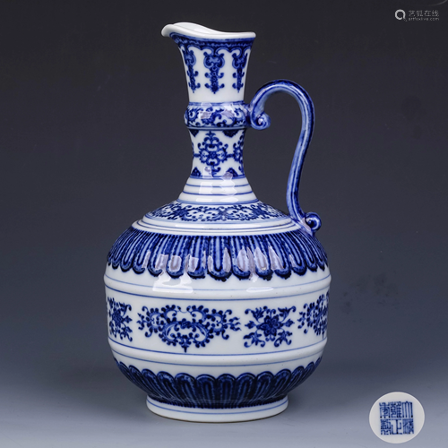 A Chinese Blue and White Floral Porcelain Pot