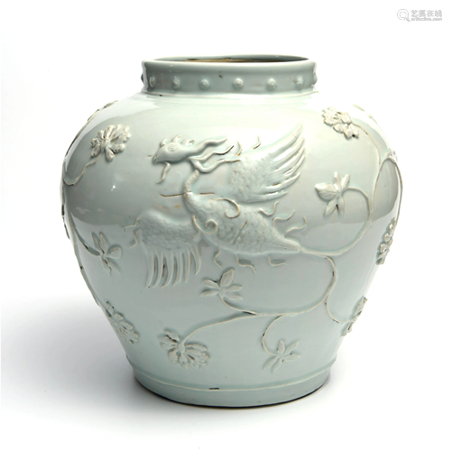 A Chinese White Glaze phoenix Pattern Porcelain Jar