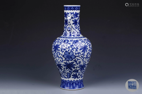 A Chinese Blue and White Floral Porcelain Vase