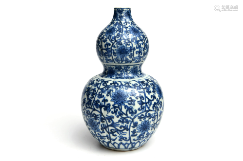 A Chinese Blue and White Floral Porcelain Gourd-s…