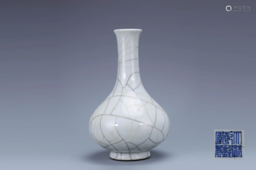 A Chinese Ge Kiln White Glazed Porcelain Flask