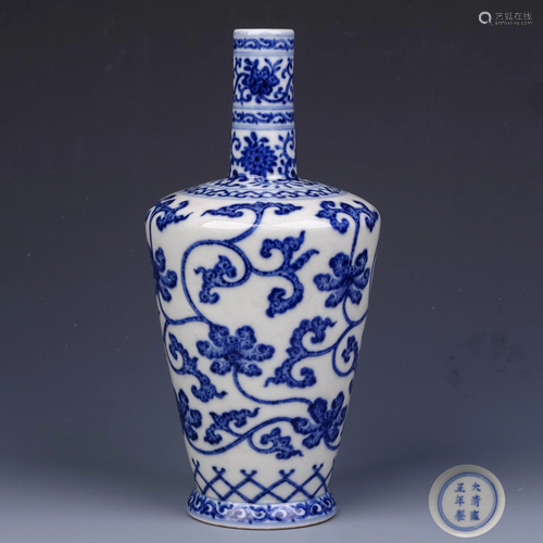 A Chinese Blue and White Floral Porcelain Vase