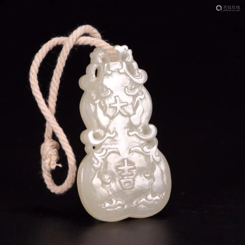 A Chinese Jade Carved Gourd-shaped Pendant