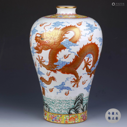 A Chinese Dragon Pattern Gild Porcelain Vase