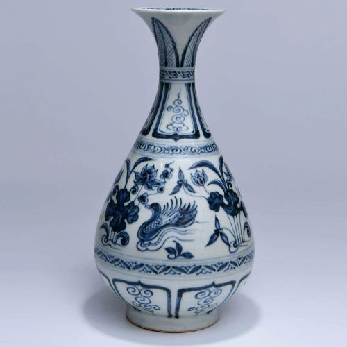 A Chinese Blue and White Floral Porcelain Vase