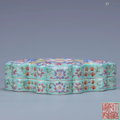 A Chinese Viridis Floral Porcelain Box with Cover