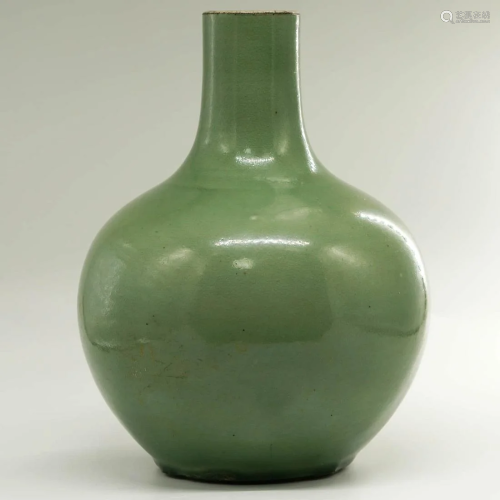 A Chinese Lang Kiln Freen Glazed Porcelain Vase