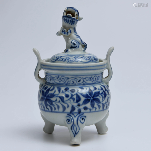 A Chinese Blue and White Floral Porcelain Three-le…
