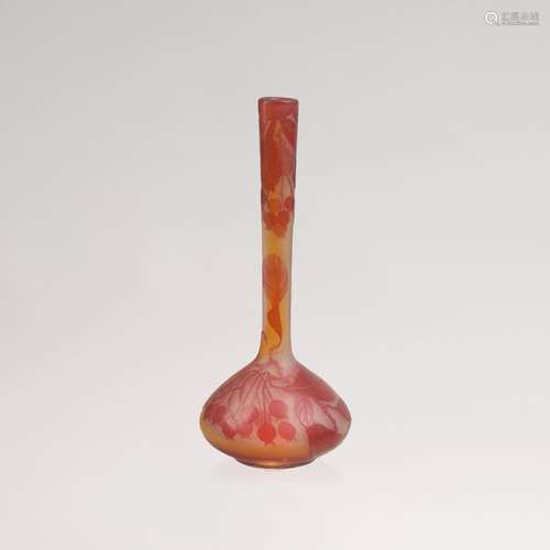 Gallé Solifleur-Vase mit HagebuttenNancy, Cristallerie de Gallé, um 1905/10. Opakes Glas in rosé-