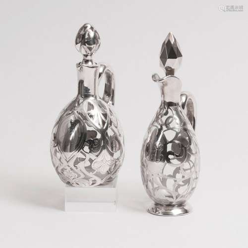 Zwei Jugendstil-Karaffen mit floralem Silber-OverlayAnf. 20. Jh. Farbloses Glas mit variierendem