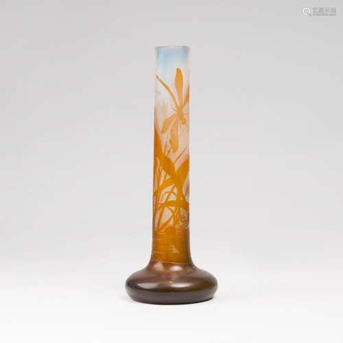 Gallé-Stangenvase mit LibelleNancy, Cristallerie de Gallé, um 1905-1910. Opakes Glas, innen am