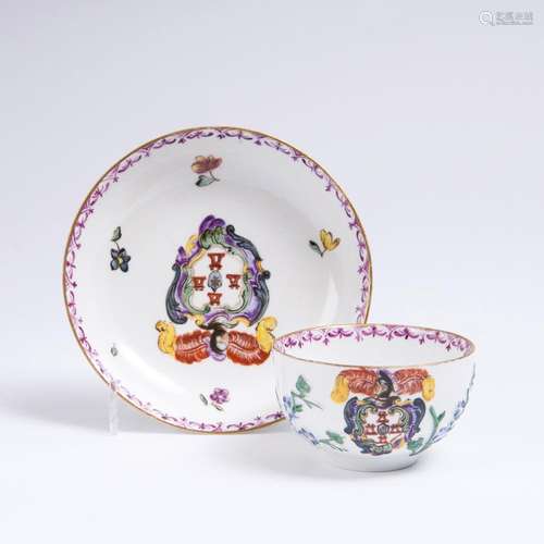 Koppchen mit WappenMeissen, um 1740. Koppchen und Untertasse jeweils mit behelmtem Wappenmotiv,