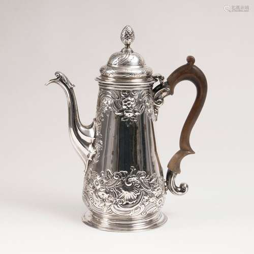 George II - KaffeekanneLondon, 1755/56. Silber, gest. BZ., MZ. (unkenntlich). Auf rundem Fuß sich