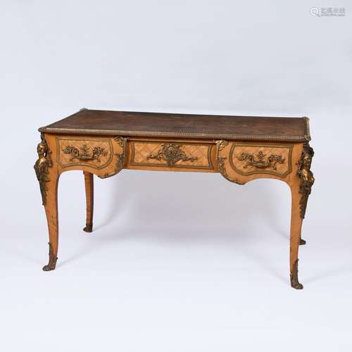 Elegantes 'Bureau Plat' im Louis XV - StilFrankreich, Ende 19. Jh. Palisander- u. Nussbaumholz,