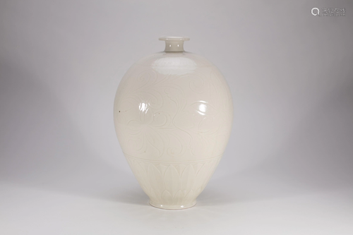 Chinese Incised Dingyao Porcelain Meiping Vase