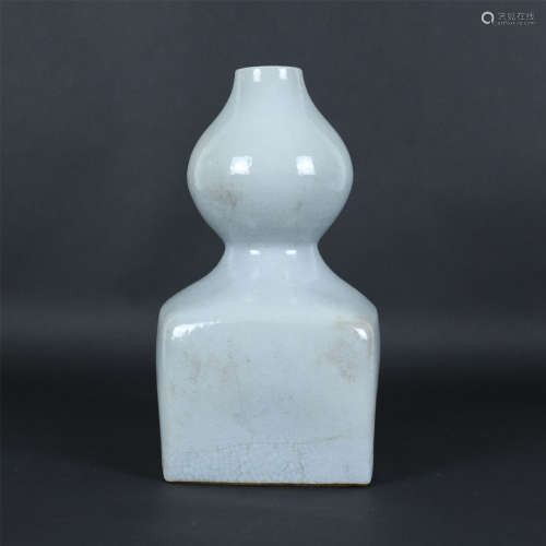 Qianlong Ge Glazed Vase