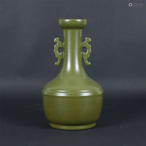Qianlong tea powder glazed double ear vase