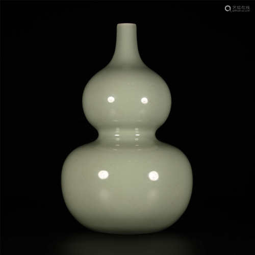 Qianlong Bean Celadon Gourd Vase