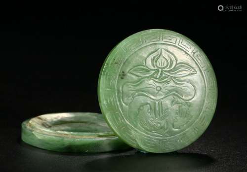 A GREEN JADE SEAL BOX WITH FLOWER PATTERNS