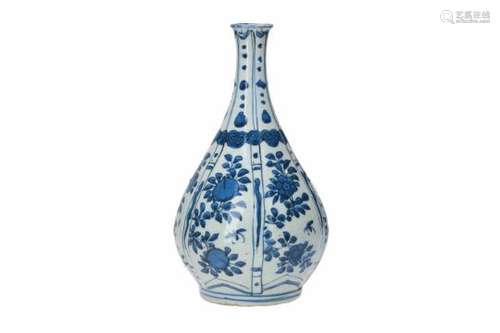 A lobed blue and white porcelain vase, decorated with flowers and fruits. Unmarked. China, Wanli.