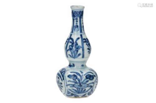 A blue and white porcelain gourd vase, decorated with flowers. Unmarked. China, Wanli.