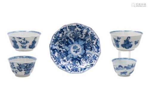 A lot of blue and white porcelain objects, including 1) a pair of cups, decorated with sitting