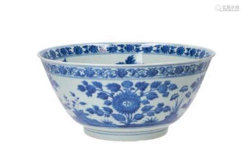 A blue and white porcelain bowl, decorated with flowers. Unmarked. China, Kangxi.
