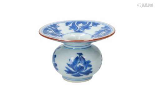 A blue and white porcelain cuspidor, decorated with flowers. Unmarked. China, Kangxi. Provenance:
