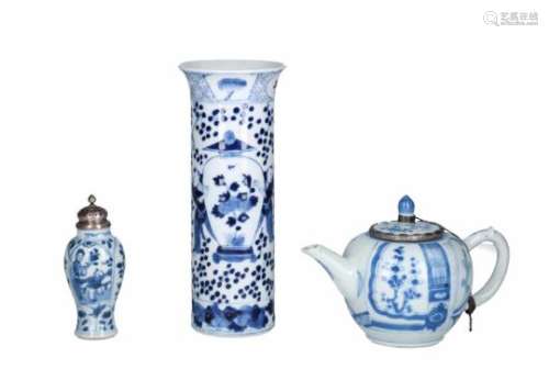 Lot of diverse blue and white porcelain objects, 1) a teapot with silver mounting, decorated with