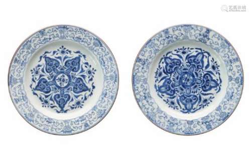 A pair of blue and white porcelain chargers, decorated with flowers. Unmarked. China, Qianlong.