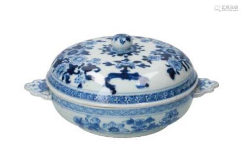 A blue and white porcelain tureen, decorated with flowers. Unmarked. China, Qianlong.