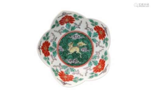 A flower-shaped famille verte porcelain dish, decorated with flowers and a lion. Unmarked. Japan,