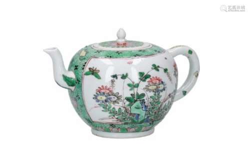 A famille verte porcelain teapot, decorated with flowers and butterflies. Unmarked. China, Kangxi.