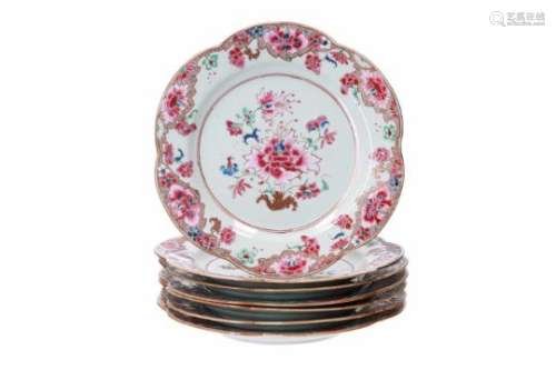 A set of seven famille rose porcelain dishes with scalloped rim, decorated with flowers. Unmarked.