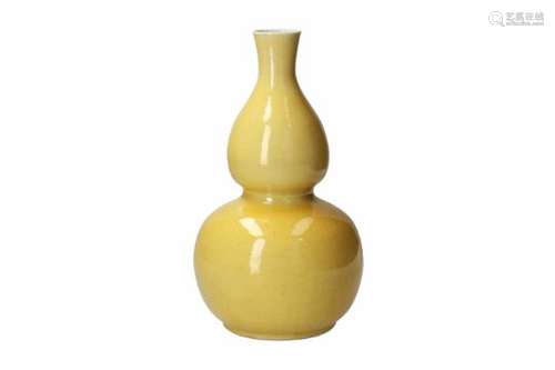 A yellow porcelain double gourd vase. Unmarked. China, 19th century.