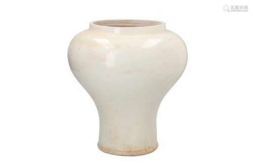 A cream white porcelain vase. Unmarked. China, 18th century.