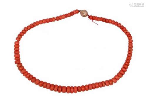 A red coral necklace with 14-kt golden clasp. Diam. approx. 5.7 - 10.5 mm. Total weight approx. 45