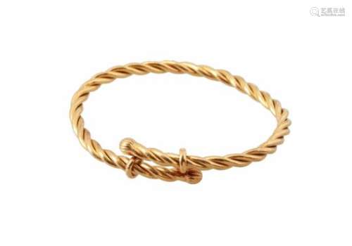 A 22-kt golden twisted bracelet. Total weight approx. 76.3 g.