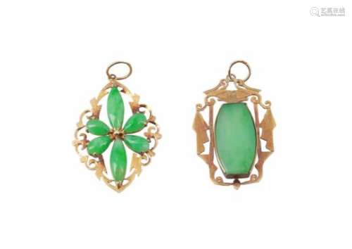 Lot of two 18-kt golden pendants set with jade. Total weight approx. 4.5 g.