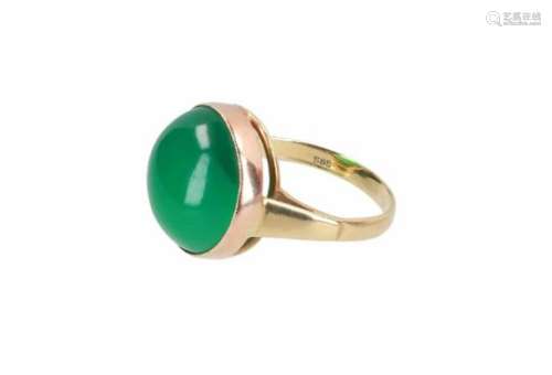 A 14-kt golden ring, set with green jade. Size 55 and 7-1/4. Total weight approx. 4.7 g.