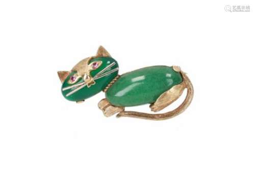 An 18-kt golden and green jade brooch in the shape of a cat with ruby eyes. Total weight approx. 9.6